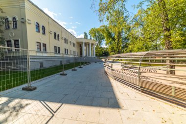 Vdnh Green Tiyatro Konser Salonu 'nun önündeki meydan...