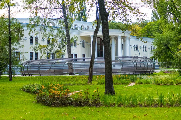 Der platz vor dem vdnh green theater konzertsaal ist ein — Stockfoto