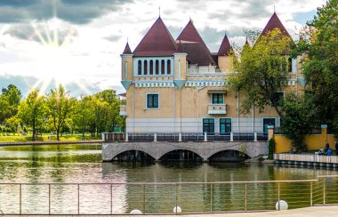 Yakubov Sarayı Cazibesi Vdnh 'deki Dördüncü Kamensky göleti 