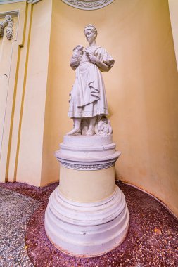 Pavilion 44 tavşan figürleri. Tavşan tutan kız figürleri.