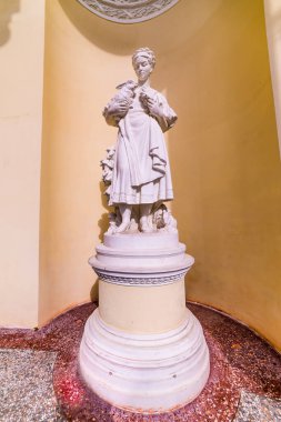 Pavilion 44 tavşan figürleri. Tavşan tutan kız figürleri.