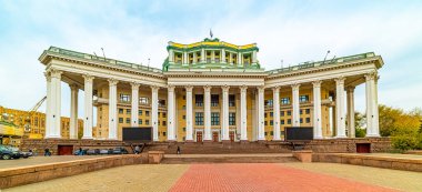 Moskova, Rusya Ordusu 'nun merkez akademik tiyatrosu Stalinist İmparatorluk mimarisinin bir örneğidir.