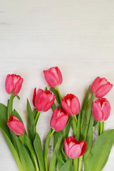 Rote Tulpen auf hölzernem Hintergrund. — Stockfoto