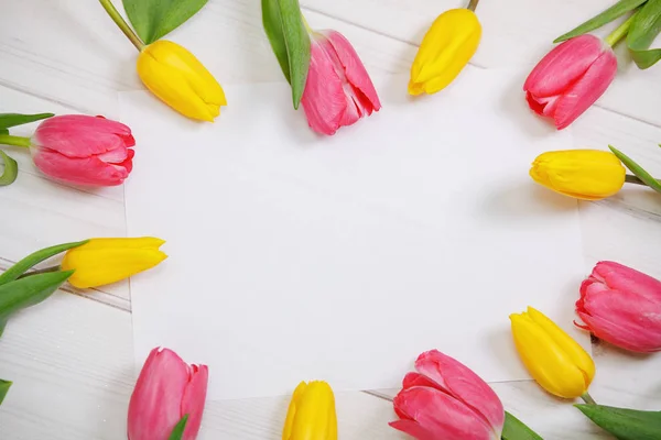 Rote und gelbe Tulpen Blumen und Papier Copyspace Brief auf Licht — Stockfoto