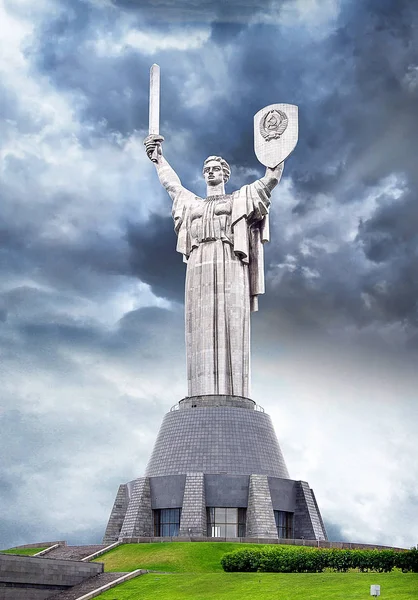 纪念碑 祖国母亲 在基辅 乌克兰 — 图库照片#
