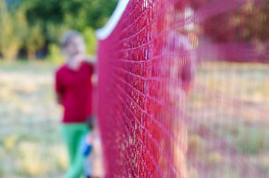 Çocuk arka plan üzerinde badminton için net