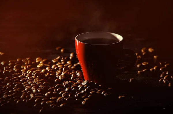 Tasse Mit Kaffee Und Kaffeebohnen Auf Einem Hölzernen Hintergrund — Stockfoto