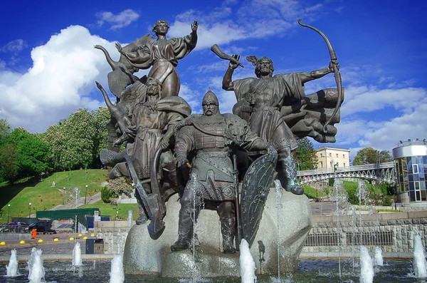 Kiev şehir kurucuları için bir anıt. Kiev, Ukrayna