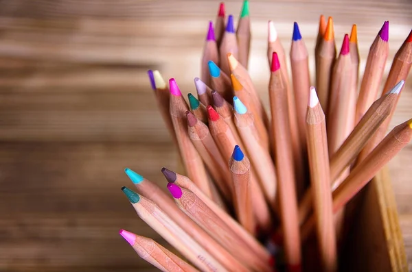 彩色铅笔在一个白色背景的木箱 — 图库照片