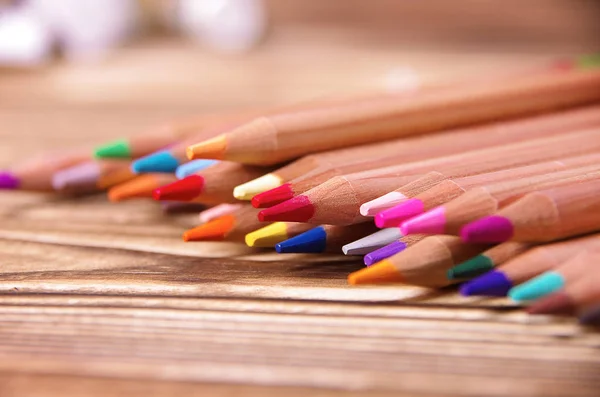 Lápices Colores Una Caja Madera Sobre Fondo Blanco —  Fotos de Stock