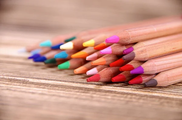 Crayons Couleur Dans Étui Bois Sur Fond Blanc — Photo
