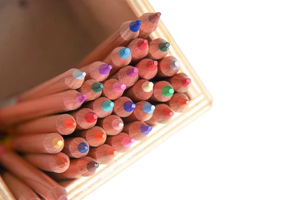 Kleurpotloden Een Houten Kist Een Witte Achtergrond — Stockfoto