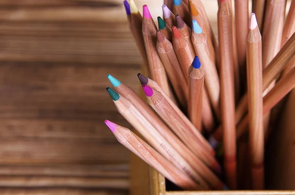 Ahşap Arka Plan Üzerinde Renkli Kalemler — Stok fotoğraf
