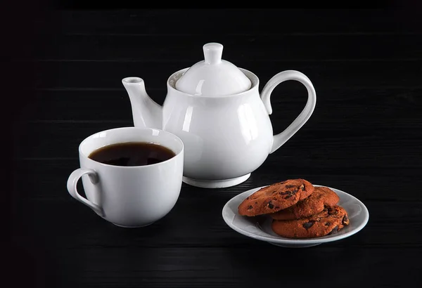 黑色背景的白色茶杯和茶壶 — 图库照片