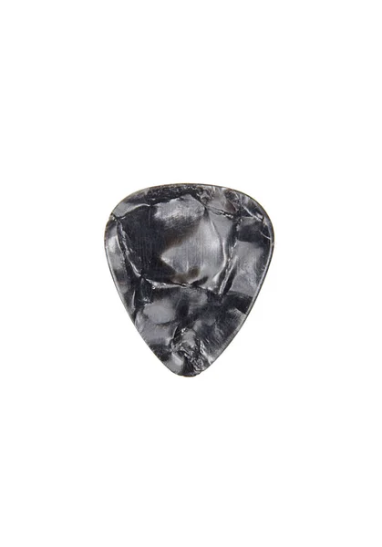 Beyaz arka planda bir gitar için arabulucu
