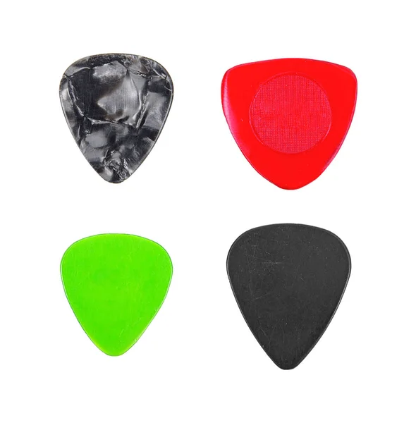Beyaz arka planda bir gitar için arabulucu