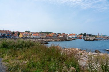 Svaneke, Bornholm / Danimarka - 29 Temmuz 2019: Bornholm 'deki küçük Svenek kasabası körfezin karşısından görülüyor