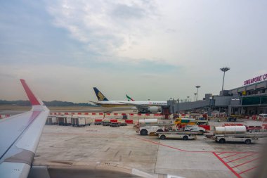 Singapur / Singapur - Ağustos 2019: Changi Havalimanı 'nda kalkışa hazırlanan bir Srilankan' ın penceresinden görüntüleme