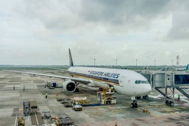 Jakarta, Java / Endonezya - 21 Şubat 2020: Boeing 777 300 Singapur havayollarından Jakarta havaalanında hazırlanıyor