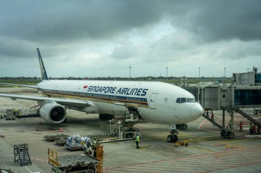 Jakarta, Java / Endonezya - 23 Şubat 2020: Havaalanında yer ekibi tarafından hazırlanan geniş gövdeli uçak