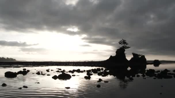 Coucher Soleil Dans Soirée Nuageuse Avec Silhouette Ensoleillée Côte Rocheuse — Video