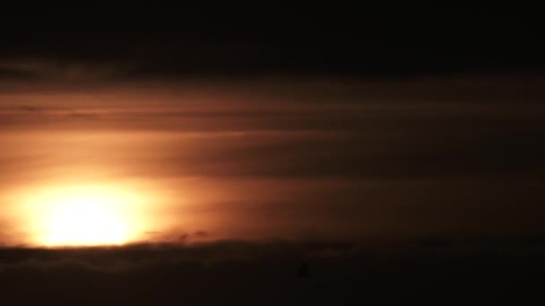Время Восхода Солнца Восходящего Сквозь Слои Облаков Теплом Освещенном Небе — стоковое видео