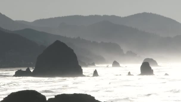 Glödande Havsvatten Träffar Stranden Cannon Beach Oregon Med Berömda Haystack — Stockvideo