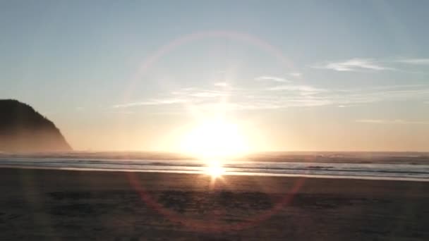Van Helder Wit Frame Camera Zoomt Uit Prachtige Zonsondergang Onthullen — Stockvideo