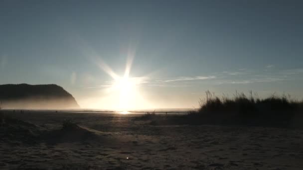 Kamera Güneşli Gökyüzünden Oregon Daki Kumlu Kumullardan Geniş Alana Zum — Stok video