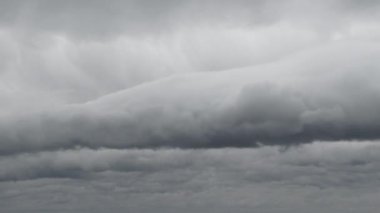 Büyük yağmur fırtınası birden fazla katman halinde gökyüzünde hareket eder, zaman akışı bulutu.