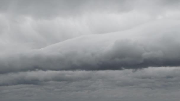 Großer Regensturm Zieht Mehreren Schichten Durch Den Himmel Zeitraffer Wolkenlandschaft — Stockvideo