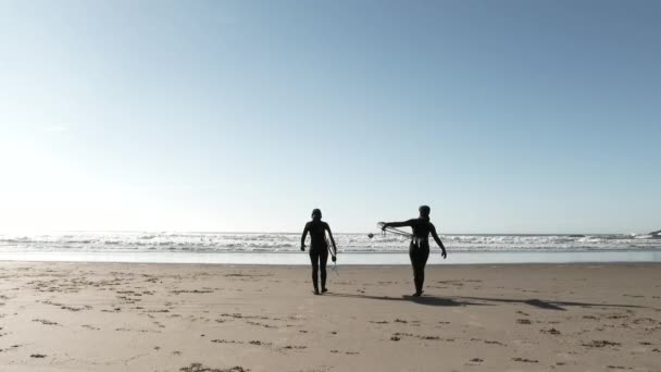 Ugenkendelige Kvinder Iført Våddragter Går Sandstrand Surfe Det Store Stillehav – Stock-video