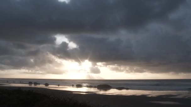 Güneş Ufuktan Batarken Çeşitli Bulut Cephelerinin Geçtiği Okyanus Sahillerinde Gün — Stok video