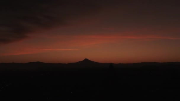 Ηλιοβασίλεμα Στο Βορειοδυτικό Ειρηνικό Καθώς Ήλιος Ανατέλλει Πάνω Από Όρος — Αρχείο Βίντεο