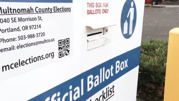 Person Drops Ballot Official Location Election Day — Stok video