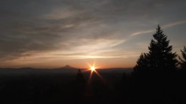 Güneşin ufuktan doğuşu Pasifik 'in kuzeybatısından Oregon' da güzel güneşli bir sabahta, zaman aşımına uğradı..