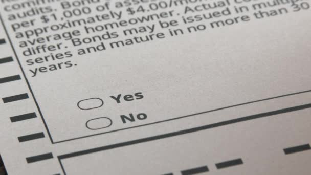 Personne avec stylo votant oui mesure de régression sur bulletin de vote officiel, gros plan .