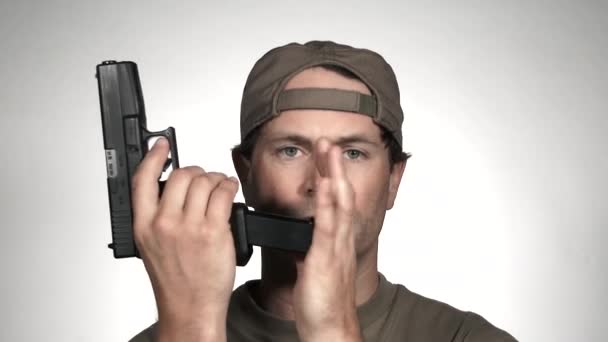 Uomo Carica Pistola Spara Una Volta Allo Spettatore Isolato Bianco — Video Stock