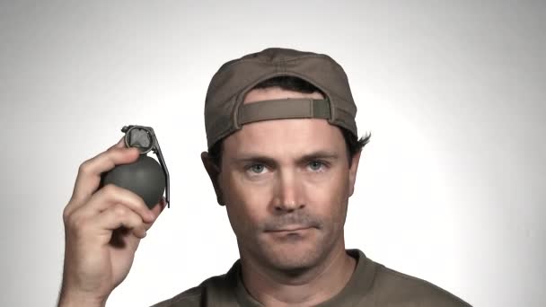 Deux Est Mieux Concept Avec Homme Attrapant Une Grenade Main — Video