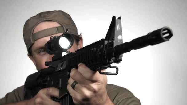 Снайпер Изолированный Белом Фоне Прицеливается Разные Стороны Стреляет Затем Смотрит — стоковое видео