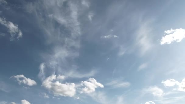 Szerokie Ujęcie Chmur Niebieską Otwartą Przestrzenią Słońcem Świecącym Oddali Białe — Wideo stockowe