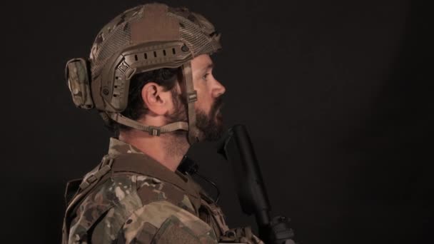 Hombre Vestido Con Uniforme Militar Gira Mira Cámara — Vídeos de Stock