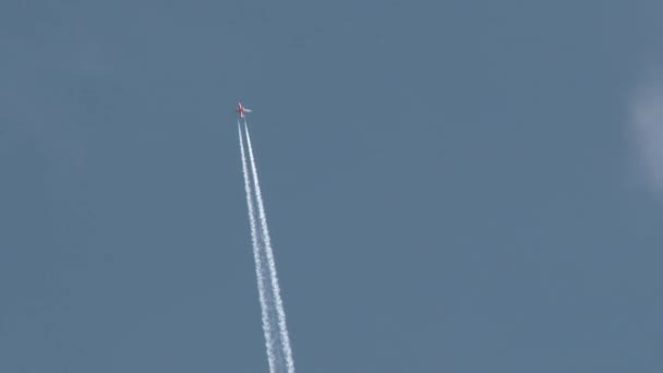 Desde Cielo Azul Vacío Avión Con Rastros Jet Atraviesa Cielo — Vídeos de Stock