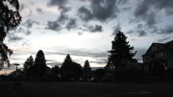 Time Lapse Woonwijk Met Wolken Passeren Huizen Bij Zonsondergang — Stockvideo