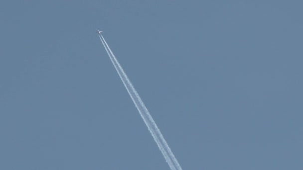 Vom Leeren Blauen Himmel Düsenflugzeug Steigt Auf Und Hinterlässt Eine — Stockvideo