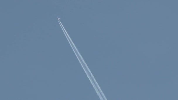 Desde Cielo Azul Vacío Avión Jet Viaja Dejando Rastro Vapor — Vídeo de stock