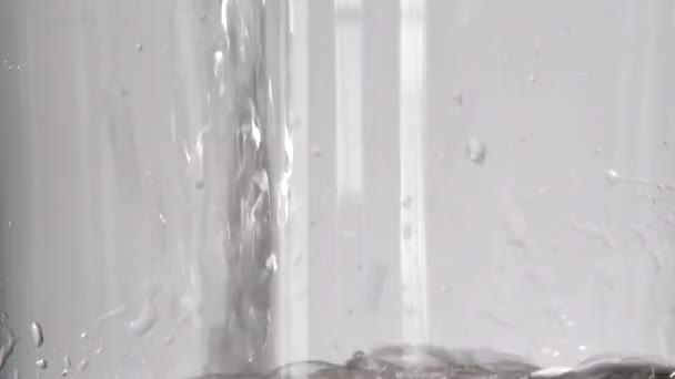 Close Água Sendo Derramada Vidro Com Bolhas Formando Tornando Pequeno — Vídeo de Stock