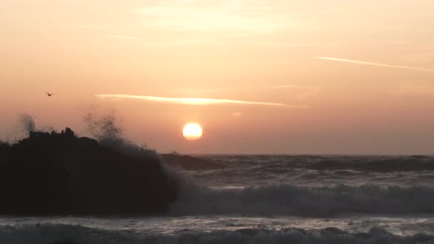 Ocean Storm Waves Crashing Rocky Shoreline Sun Shining Low Sunset — ストック動画