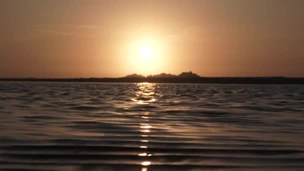 Soleil Réélisant Sur Eau Courante Coucher Soleil Avec Les Vagues — Video