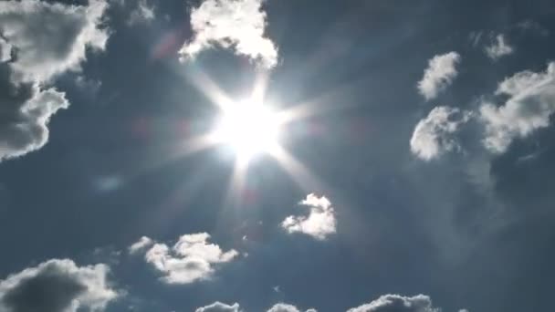 Nuvens Formam Passam Longo Céu Azul Com Pôr Sol Brilhante — Vídeo de Stock